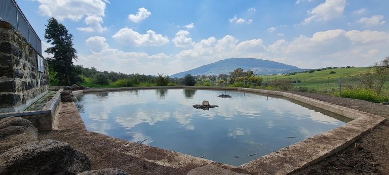 עין קאזאן עין חיזר – מעיין בכפר כמא אל מול נופי הר התבור