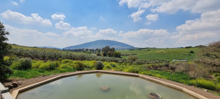 עין קאזאן עין חיזר – מעיין בכפר כמא אל מול נופי הר התבור