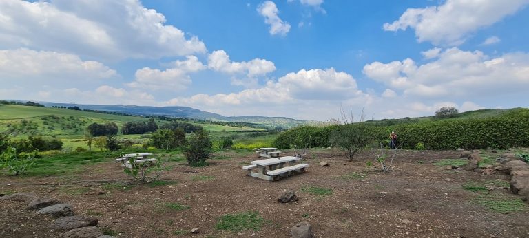 עין קאזאן עין חיזר – מעיין בכפר כמא אל מול נופי הר התבור