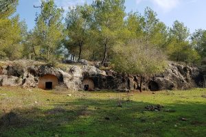 יער קרן הכרמל – שביל המערות וחורבת חרמש
