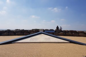 אנדרטת החץ השחור – אתר זיכרון ומורשת קרב של הצנחנים